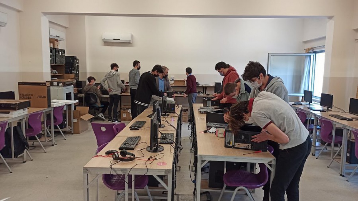 Okulumuz Bilişim Teknolojileri DÖSE Kapsamında Hazırlanan Bilgisayarları İlçe Milli Eğitim Müdürlüğümüze Teslim Etti 